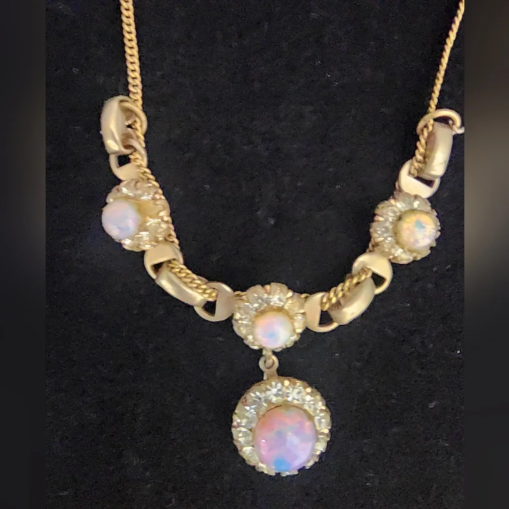 SE5 Elegant Gold Necklace with Light Purple Opal Accents